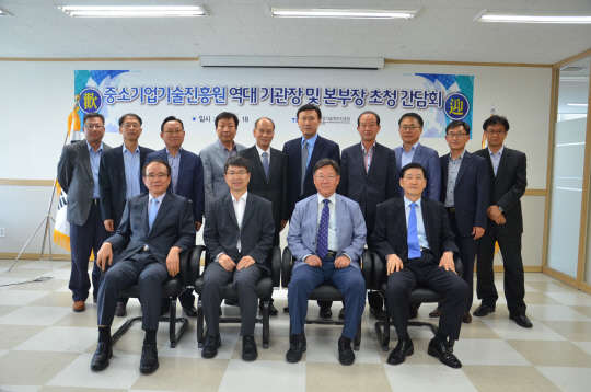 양해진 2대 원장(앞줄 왼쪽부터), 양봉환 현 원장, 백낙기 1대 원장, 윤도근 4대 원장 등이 18일 '중소기업기술진흥원(기정원) 역대 기관장과 본부장 초청 간담회' 개최 후 기념촬영을 하고 있다.  기정원 제공